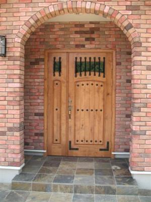 ストーンの質感と、無垢ドアの温かな肌触りは本物の素材をつかっているからこそ。