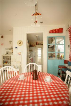 キッチンの青いドアは、アンティーク感を出すためにオリジナルでアレンジ。