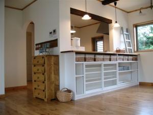 自然素材をいっぱいつかった、素材感あふれるカントリーなキッチンは奥様のお気に入り。