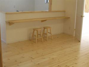 内部は自然素材いっぱい。