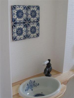 手づくりの洗面など、温かみのあるモダンハウスです。