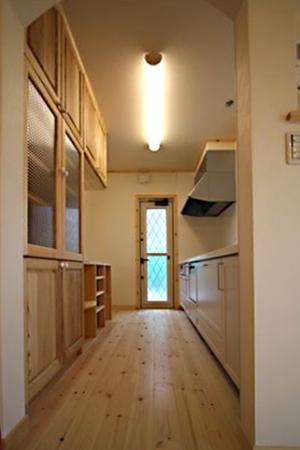 造作の棚が使いやすいキッチン。