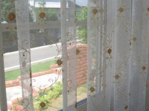 ドイツの見本市に出向いて仕入れてきたレースのカーテンです。