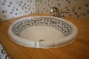 ふちのイラストが素朴でかわいらしいオリジナル洗面。