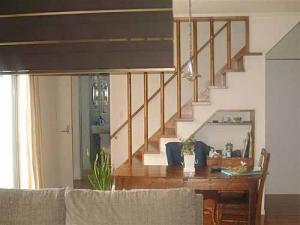 室内は木をいっぱいつかった自然素材空間。