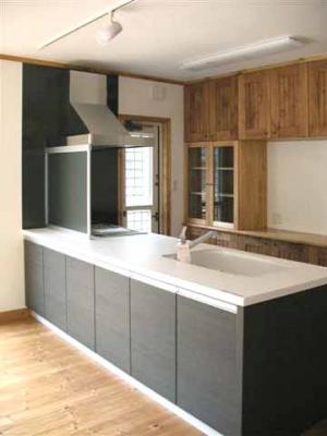 対面式で使いやすいキッチン。家族との会話を楽しみながら家事ができてママも大喜び。