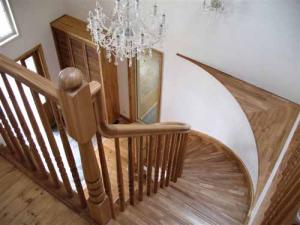 ゆったりとした曲線がなんとも優雅な雰囲気を醸す、憧れのカーブ階段。