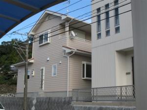 白いサイディングがアメリカンスタイルを連想させる可愛らしい外観。