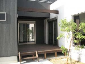 こんなデッキでのんびり読書もステキです。