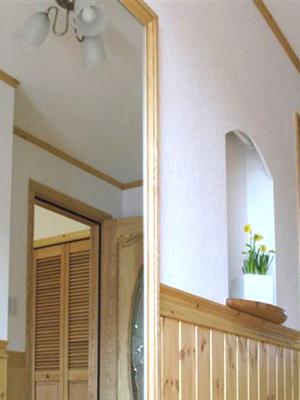 腰壁まで木を使った、家中爽やかな室内空間。