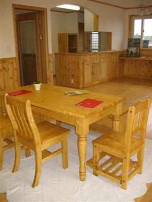 床、腰壁にまで天然木を使った、家中に木が薫る、森林浴空間。