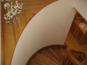 ゆるやかなカーブを描くR階段が、優雅な気分にさせてくれますね。