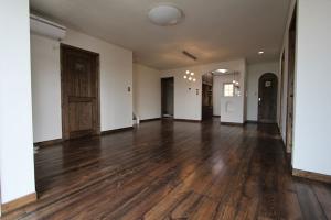 シックで味わい深いウォールナットの無垢フロアー。