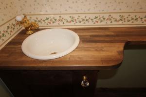 トイレの手洗いスペースは造作したお気に入り。