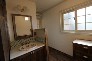 大理石やタイルなど、こだわり素材で手づくりしたサニタリー空間。