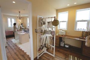 見学会イベントの手づくり雑貨販売会は大盛況でした。味わい深い空間によく馴染んでいます。