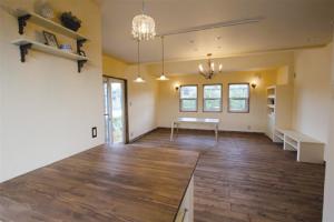 照明までこだわった、アンティーク仕上げのゆったりリビング。