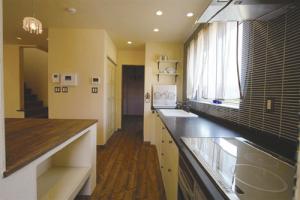 作業場が広くて使いやすい手づくりキッチン。