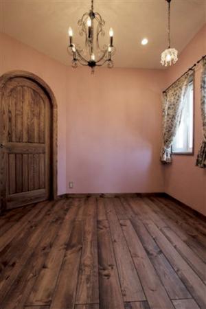 オペラローズ色の壁がかわいらしいミーティングルームには、奥様たちの楽しい会話が広がりそうですね。