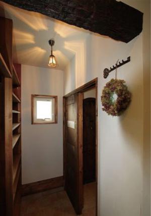 可愛らしい照明からこぼれる光りが
やさしくお出迎え。重厚な梁現も素敵ですね。