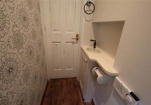 モダンな壁紙が、トイレと手洗いのスペースをシックに演出していますね。