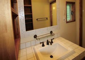 洗面まわりとガラスの周りに大きさの異なる白タイルをリズミカルに配置しています♪