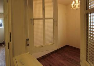 エイジング加工が施されたドアや窓は趣きたっぷり。使い込んだような美しい経年変化を再現しています。