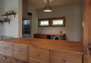 「小学校の教室のような雰囲気にしたい」というお施主様のリクエスト通りのシェルフ。左横のタイルは水飲場をイメージしているんですよ。