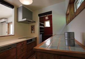 お風呂場と一直線に繋がった、賢い動線のキッチン。大工さんが床と同系色で作った手づくりなんです。